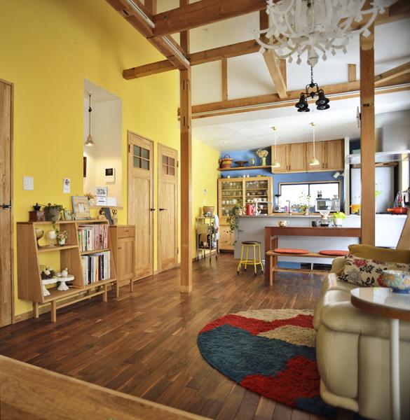 LDKに構える広々とした吹き抜けです。2F･屋根裏スペースを使った大空間は迫力満点。屋根からの冷気/熱射を防ぐ断熱工事と湿気/臭気対策の珪藻土を天井に施工しています。