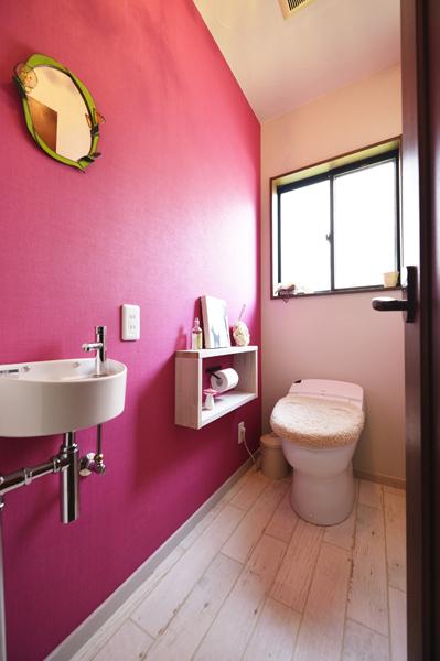 華やかな色づかいのフェミニンなトイレです。大胆なカラーリングに白い木目が映えてロマンティック。天井塗装の珪藻土が消臭・調湿効果を発揮して室内はいつも爽やかです。