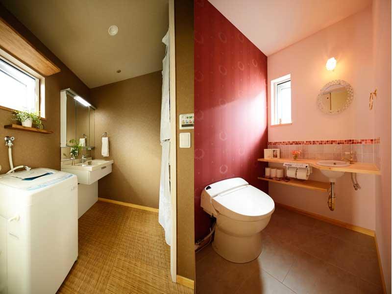 左）落ち着いた色彩の洗面室。畳のような質感の床材でさらりとした踏み心地に。右）豪奢できらびやかなトイレ。ゴールドカラーの水洗・タオルハンガーにボルドーのアクセントクロスが好相性です。