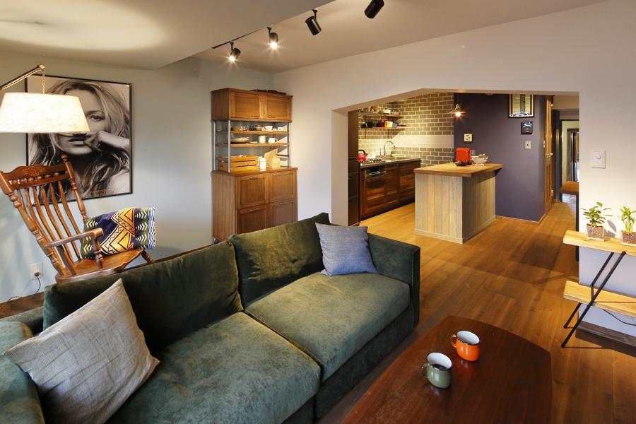 築50年の生活感を一変した お洒落で可愛いLDKです。全体にどこか懐古的なヴィンテージの味わいをプラス。 濃紺を用いたダイニングと淡いカラーのリビングが対照的に独自の存在感を放ちます。 無垢材やタイルなど素材選びにもこだわりました。