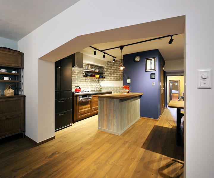 ブリックタイルと木素材を組み合わせた海外風のキッチンです。構造上配置換えが難しくカウンターを新設してご要望の「対面キッチン」を実現！造作したカウンターに家電類がぴったり入って室内はスッキリです。眺めの良いカウンターからご家族との会話が弾みます。