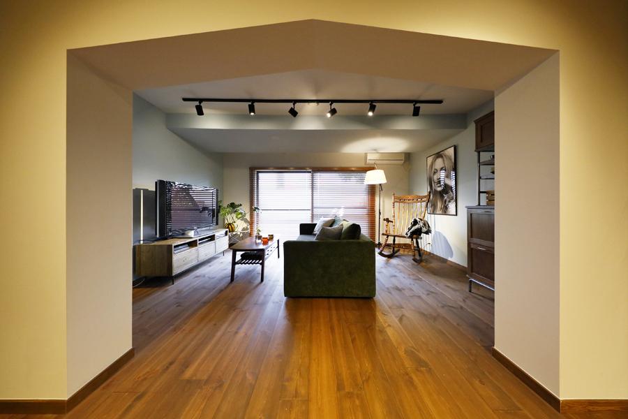 個性的なトンネルから入るアンティーク調のリビングです。屋根のカタチをした開口部はRC構造で動かせない壁を改装したもの。内部は優しいブルーをメインに据えダイニングとイメージを変えました。インナーサッシを施工して防犯・遮音・断熱性が向上！