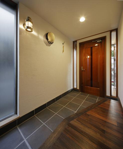 落ち着いた印象の玄関です。「長く暮らす空間なので偏ったテイストにしたくない」のお好みに合わせシンプルなデザインに良質なインテリアを合わせ品格ある景色を創りました。