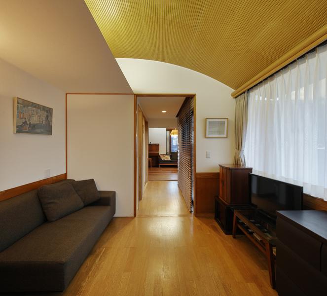 LDから一歩奥「離れ」風のお母さまの居室です。天井にカーブを造り伸びやかさをプラス。目の疲労が少ない間接照明を採り入れご高齢でも過ごしやすい光量に。