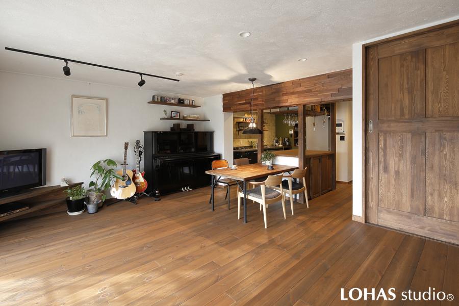 木素材でまとまった落着きあるLDKです。ご夫婦の生活がLDK中心になること、おふたりとも料理がお好きなことからキッチン周辺に回遊動線を造りました。