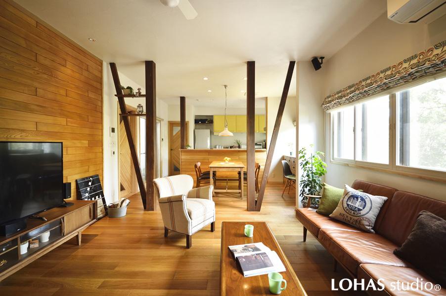 木が主役のナチュラルで優美なLDKです。2室をつなげて大空間を造り 既存柱は「あらわし柱」に残しました。壁・床・天井 6面すべてに高性能断熱材を施工。