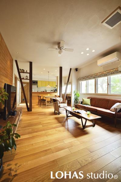 横長に確保した窓には断熱性のあるインナーサッシを施工しています。冬の寒さ対策に床暖房を追加して足元の冷えにも対処。暖かで心地よいLDKです。