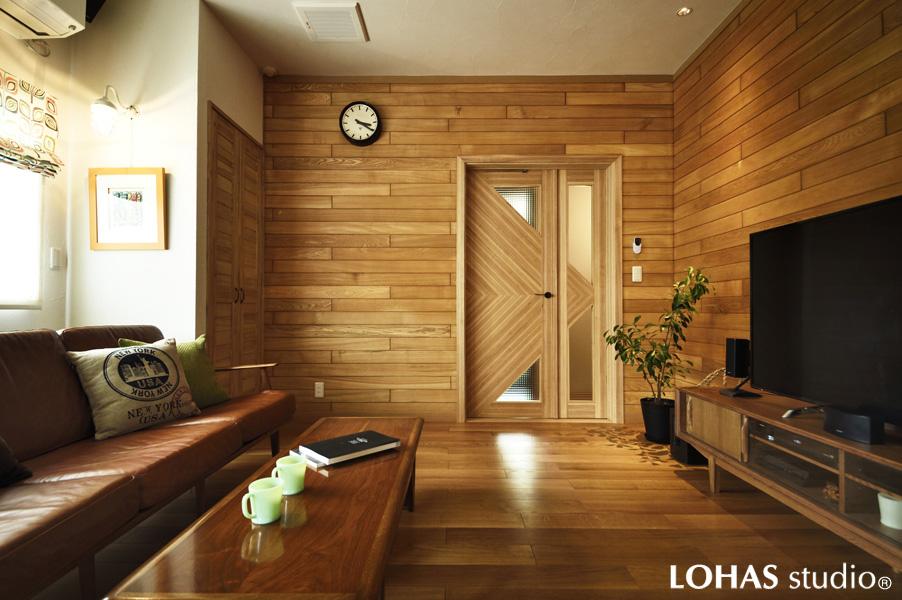 亡きお父様こだわりの羽目板が印象的なヴィンテージ調の品格あるリビングです。できる限り残した羽目板はメンテナンスをかけて美しく再生しました。全体イメージを大切にし正面の扉は羽目板と調和するデザインでオリジナル造作しています。天井にはスピーカーを設置しご高齢ゆえの聴力の衰えにも配慮しました。