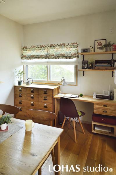 ダイニングの傍らに用意した飾り棚付のワークスペースです。LDKに置きたい電話など通信機器の置き場所を兼ねています。引き出しの可愛い収納家具はリノベーションに合わせてご購入された品。カーテンはリビング側と柄を揃えて統一感を出しました。