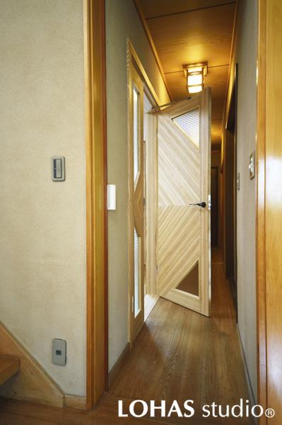 伝統的な京壁を残しつつ建具を新しく交換した廊下です。活かしたい壁を崩さないよう設計・施工の全工程をより丁寧に進めました。新しく造作した建具は廊下側に光を通すガラス窓付き・親子ドア。邸内の装いに素敵に馴染んでいます。