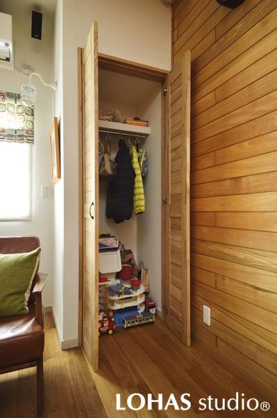 リビング内に造作した新しい収納です。コートや犬の散歩グッズなど「外出時に使う」品がスッキリ入りました。リビングのメインスペースから外れた配置で大型でも圧迫感を感じません。急な来客での「片づけ」には 細々したものをサッとしまえて大活躍！