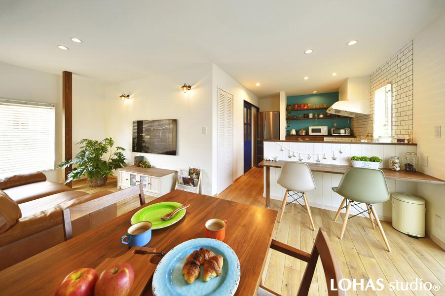 貝殻オブジェやマリンライトなど海のモチーフを飾ったマリンテイストのLDKです。白をメインに床には無垢ナラ材を施工して自然な風合いを造りました。