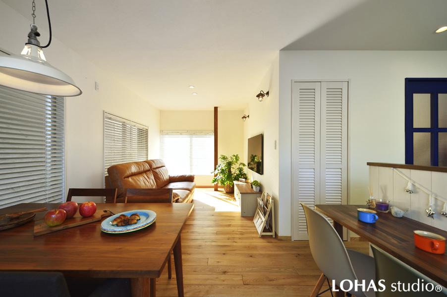 キッチンカウンターの羽目板もお洒落。元和室を加えて面積を広げたLDKは視界が広く開放感もアップ！大人数でゆったり過ごせる明るい室内に。