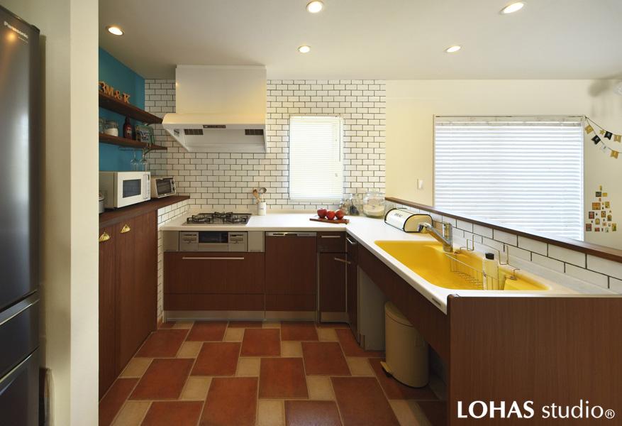 足元・壁に大人可愛いタイルを シンクや壁には鮮やかな色をアレンジしたシャビーシックなキッチンです。オープン棚の「見せ収納」を新設するなど収納力を強化してスッキリ感をいつでもキープ！リビング対面タイプなのでお子さまの見守りにも最適です。