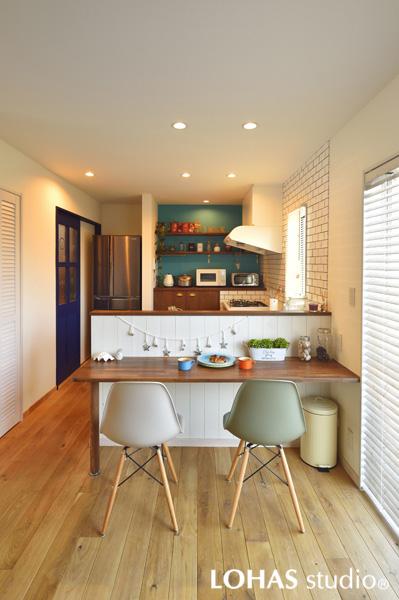 白い腰壁が軽やかなキッチンカウンターです。ここはお子さまの特等席！キッチンで家事中の奥さまと「おやつ」「リビング学習」「遊び」などいつも一緒に過ごせます。お絵かきや軽食もOKなテーブルサイズも嬉しいですね。壁に飾った「貝殻」が海を連想させてくれます。