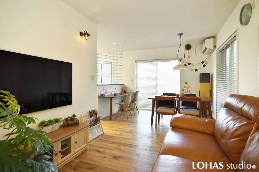 ダイニングに隣接するリビングです。壁を正面にした落ち着きある囲まれ感がポイント。「旧和室の間仕切りを外す」最小限の変更で予算内の"LDKを広げるリノベーション"を実現しました。構造上必要な柱は木の素材感を活かした塗装で趣きある「あらわし柱」になりました。