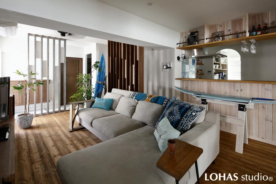 バルコニーとつなげて使える大きなLDKです。床は無垢パイン材をヴィンテージ調に施工。壁は白い珪藻土でナチュラルに仕上げました。