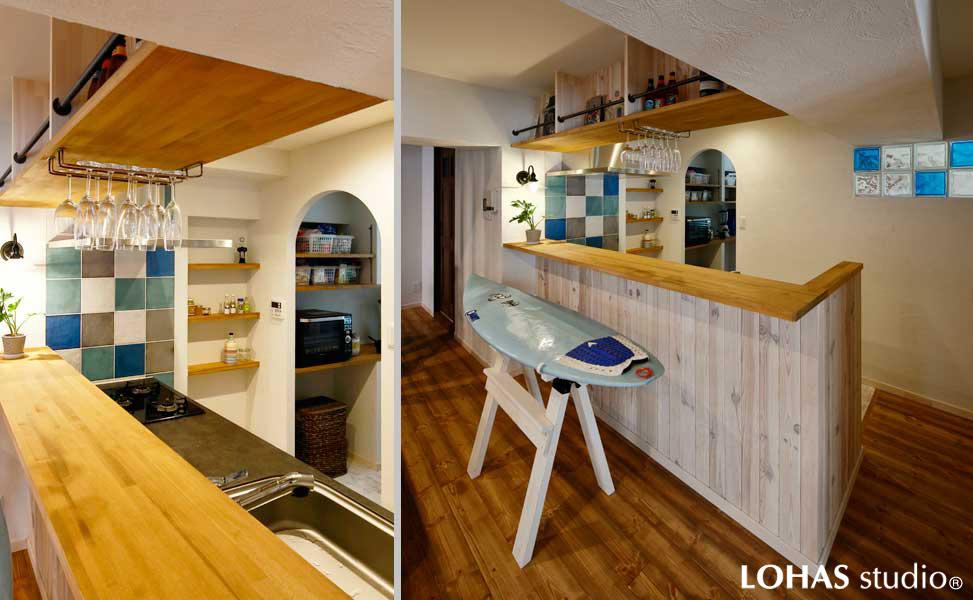 爽やかなブルーをアクセントにした海のイメージのキッチンです。木素材で造作した棚やカウンターがカフェのよう。カウンターの白い羽目板はヴィンテージ調に加工しています。R開口の奥には大型パントリーをご用意。