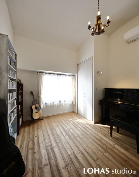 和室を洋風に再構成したアンティーク調の個室です。押入れを外して間取りを広げピアノ用スペースを確保しました。天井には温かみのある珪藻土を床にはLDKと同じ無垢材を選びテイストを揃えました。