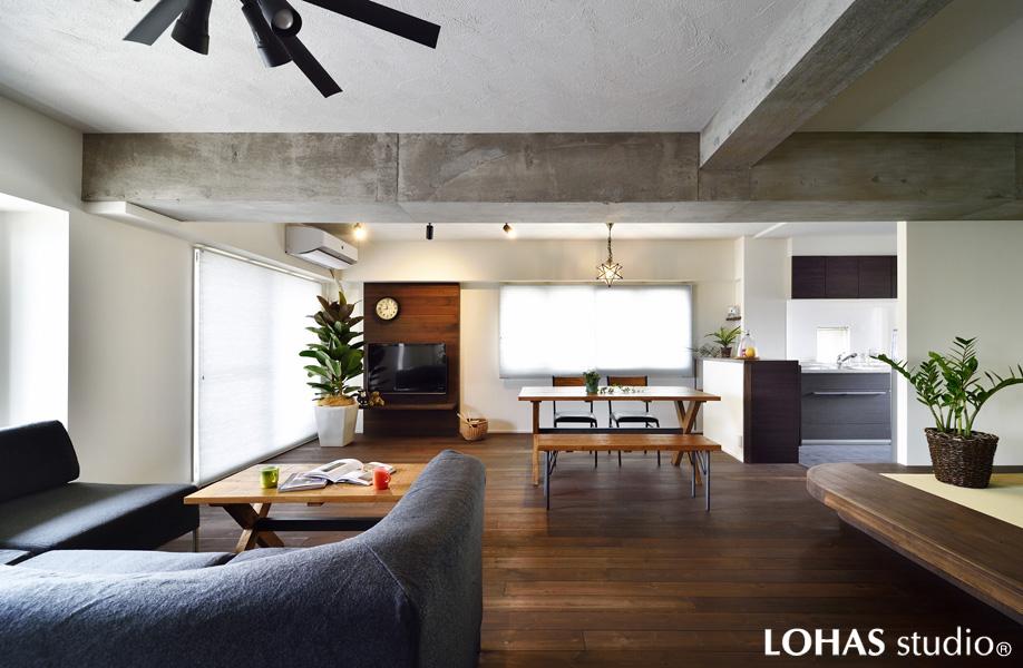 床掃除はお掃除ロボットにお任せできるバリアフリー仕様です。天井は白の珪藻土でナチュラルな仕上がり。