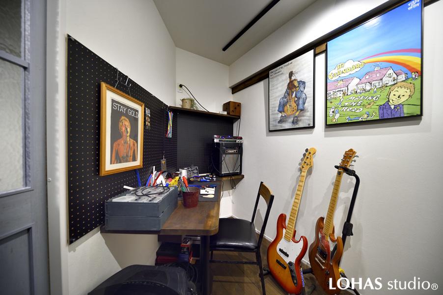 ご主人が自宅作業を行う「工房」です。玄関すぐの配置なので重い器材・大きな物の出し入れも楽々。引き戸を開けておけば隣接する玄関と一体的な使い方も可能です。床はLDKと同じ無垢材で世界観をまとめました。