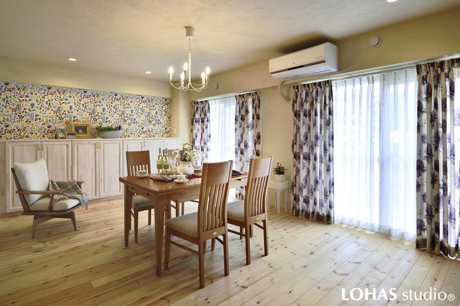 ボタニカルなアクセントクロスに心華やぐリビングです。多彩な色合いが穏やかに感じる大人モダンな雰囲気。広い天井にはふんわりした黄水仙カラーの珪藻土を 床には素足に心地よい無垢材を施工しました。