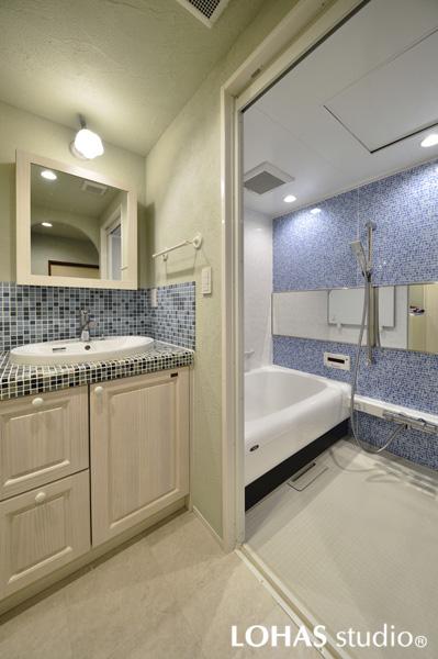 清涼感たっぷりの洗面・浴室です。脱衣室の天井・壁はナチュラルな珪藻土。洗面台は水に強いタイルをモザイク柄に貼りました。バリアフリーにも対応し浴室への入室は楽々。性能も上がって毎日が心地よい空間に。