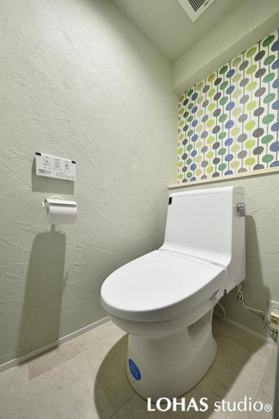 海外クロスを選んだシンプル・スタイリッシュなトイレです。淡いグリーンの天井や壁は若菜色の珪藻土。ストーン調の床は汚れに強いフロアタイルです。トイレ便器も汚れに強い新製品 シャワー付きで快適です。