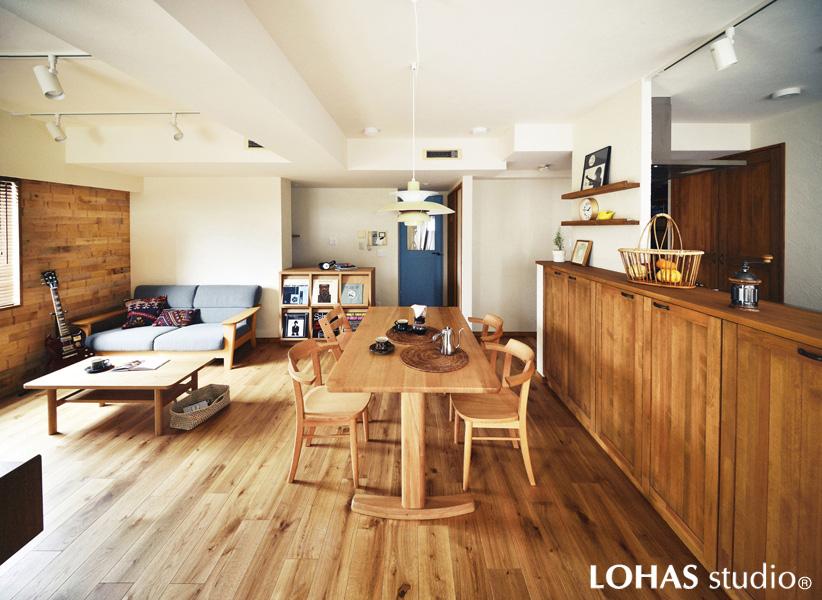 自然素材にこだわった使いやすいLDKです。生活機能を集めて家事効率をアップ！陽当たりの良いインナーテラスにはランドリーコーナーを造作。室内窓から風・光が通ります。