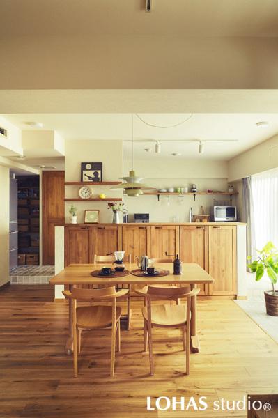 木の香りが漂う明るいDKです。北欧風ペンダントライトがお洒落。低めの家具で奥行のある広い視界に。新設のカップボードが収納力アップに貢献しました。腰壁はパイン材です。