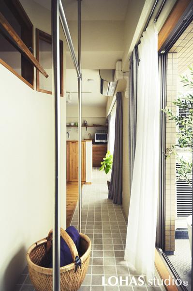 室内干しに対応したインナーテラスです。間仕切りでプライベート空間を造作。テラスの風・光は押し出し窓からリビング側へ。水に強いタイルの通路でキッチンとつながります。