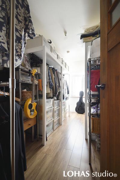 窓沿いの納戸スペースです。天然木の素材感を再現した防音フローリングを施工しました。天井・壁はシックハウス原因物質を含まない素材なので安心して過ごせます。