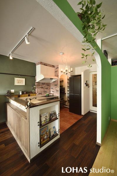 アンティーク風にカウンターを造作した対面キッチンです。床はメンテナンス性抜群のクッションフロア。コンロはブリックタイルで優しい印象に。便利なパントリーもご用意。