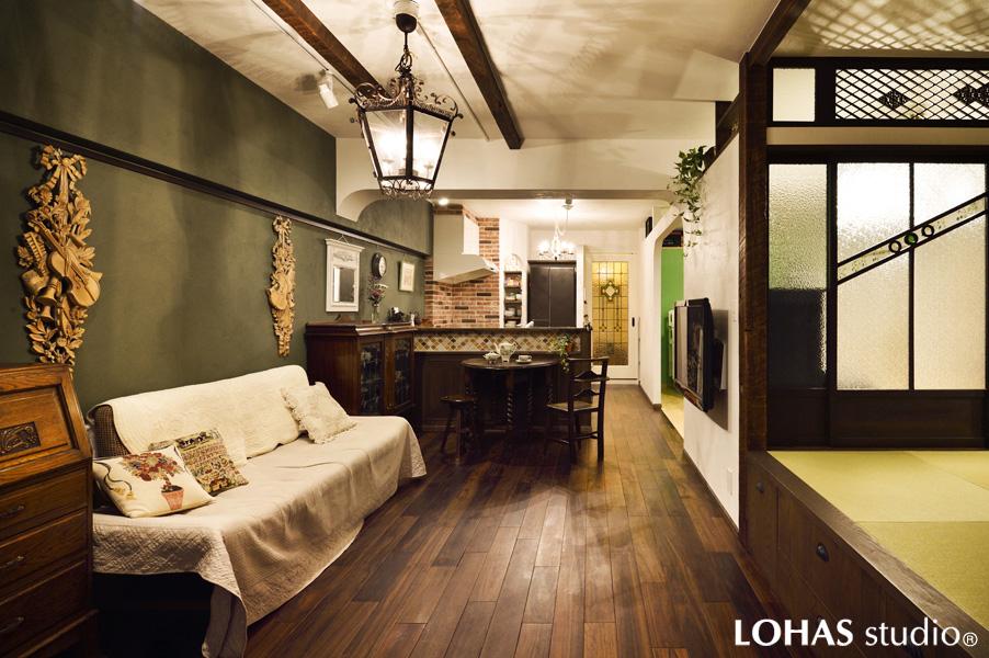 お手持ちのアンティーク家具が風雅に馴染むLDです。木目の美しい床は無垢ウォールナット材、壁・床は珪藻土です。リビング側の壁は現場でパターンを決めました。