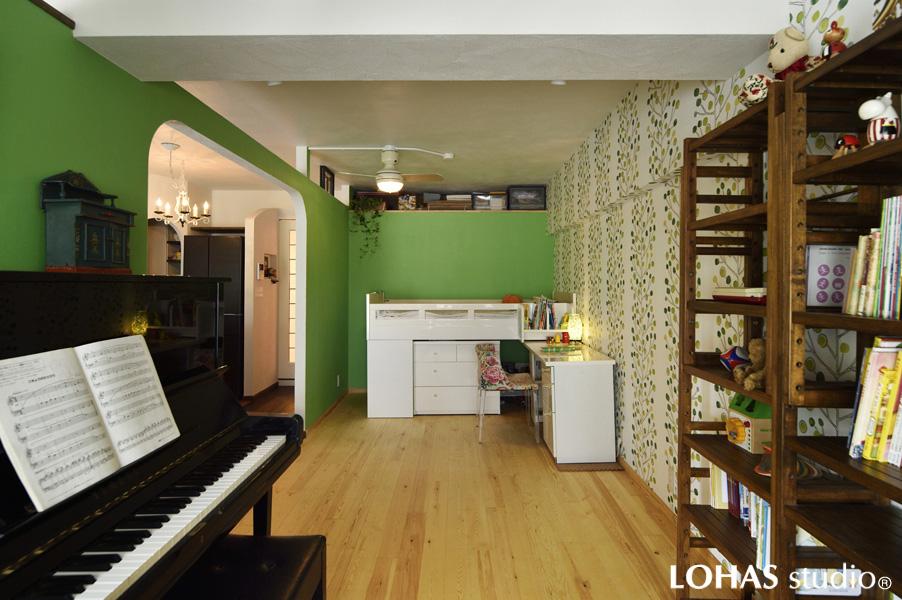 グリーン色のアクセントが効いた子ども室です。踏み心地の良いパイン材を床に 自然素材の漆喰を天井に施工。大きな開口の間仕切りは上にも「抜け」がある開放的な造り。