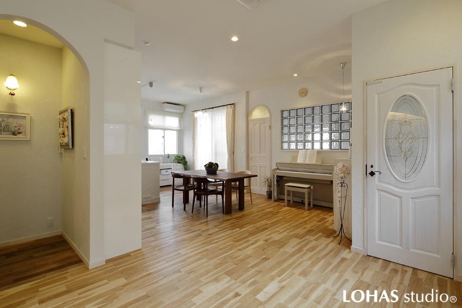 無垢カバザクラを施工した朗らかな印象のLDKです。更衣室用の個室を取り崩し大きなLDKにまとめました。壁は既存の珪藻土を補修しブラッシュアップを図っています。