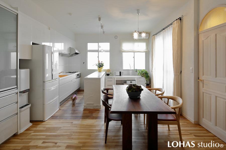 白基調の優雅なキッチンです。前回リフォームで交換した設備はそのまま活かしカップボード・パントリーを追加しました。塗り跡が美しいカウンターはオリジナル品。