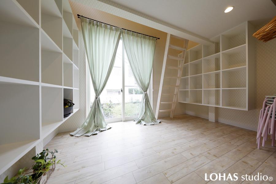 優しい雰囲気のシンプルな更衣室です。ご購入された敷地を使って個室を増築しました。ホールから直接入れる便利な動線でロフトからはダンスホールを一望できます。