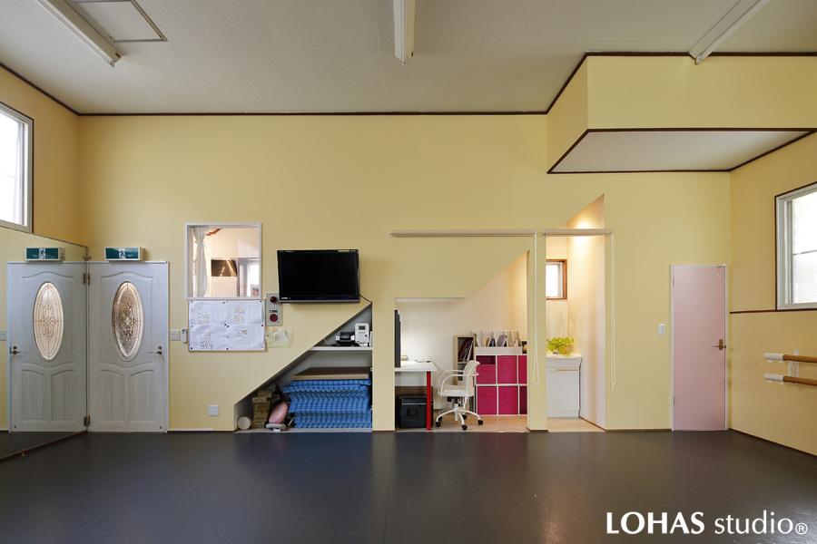 ダンスホールのデッドスペースを有効利用した物入れです。マットなど備品のほかデスクセットも収まりました。ホール内も既存色に合わせてきれいに塗り替えました。