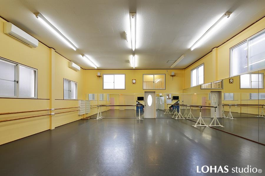明るい色合いのダンスホールです。既存壁に合わせて壁を補修しました。奥の窓(右)は更衣室のロフト。以前は遠かった更衣室がホールの隣りに変わって便利に。