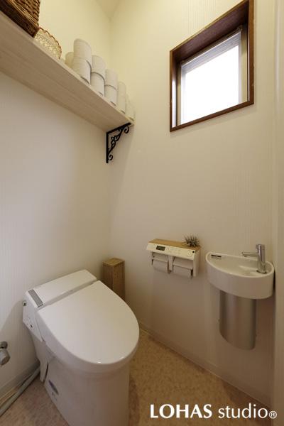 シンプルで使いやすいトイレです。2階にあった既存の便器を移設して再利用しました。タンクレスなので室内は広々。空間を邪魔しない小さめの手洗いが大活躍です。