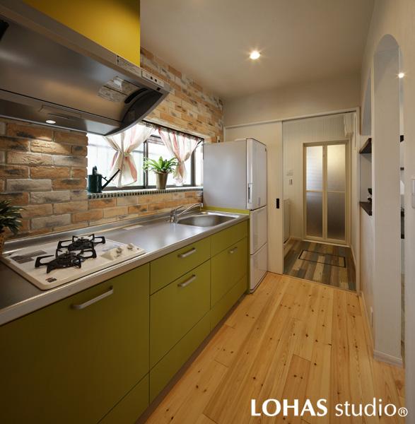 ブリックタイルを施工したナチュラルな装いのキッチンです。引き戸の先は洗面と浴室。出番の多い水廻りが直線で繋がりました。リビングとの境界はアーチの開口を造って開放的に。