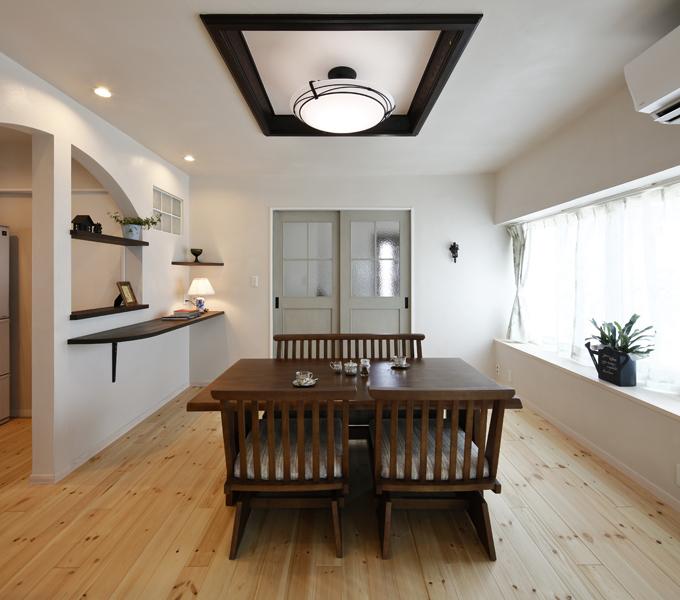 夏冬快適な1階DKです。上階に断熱を追加したことで1階の断熱性能もアップ！無垢パイン材の柔らかな足触りと木の香りに包まれる心和む空間に。ゲストものんびり過ごせます。