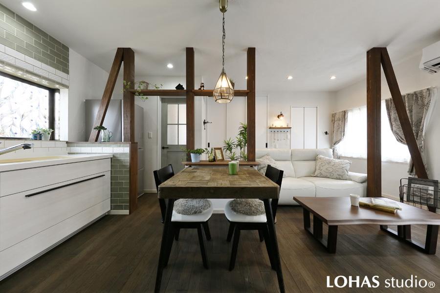 1階と雰囲気を変えた大人シックな2階LDKです。あらわし柱を使った飾り棚にグリーンが馴染んだナチュラルな風景。フローリングは無垢ナラ材、天井・壁は珪藻土を施工しました。