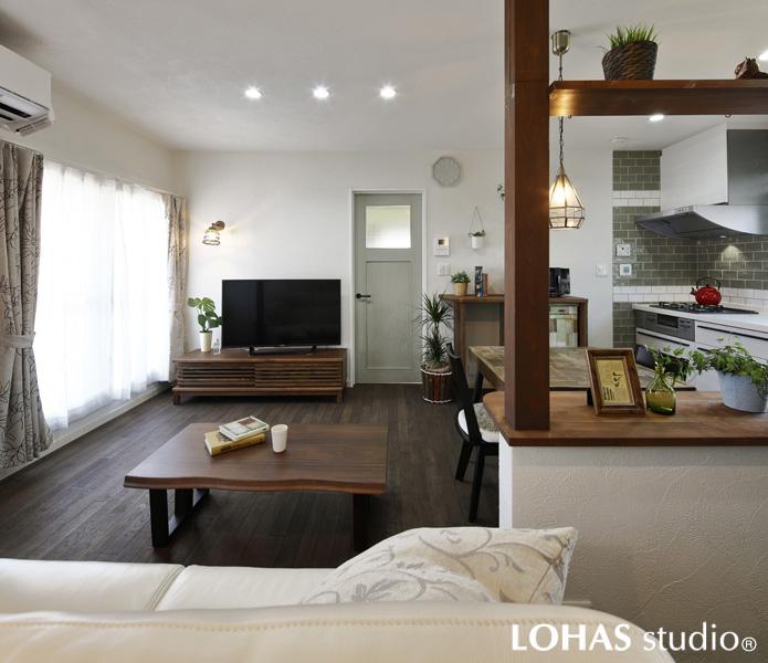 光が抜けるゆったりとした2階リビングです。間仕切りを外し大きな空間を造りました。あらわし柱には棚を追加。断熱材セルロースファイバーで快適な温度環境に変わっています。