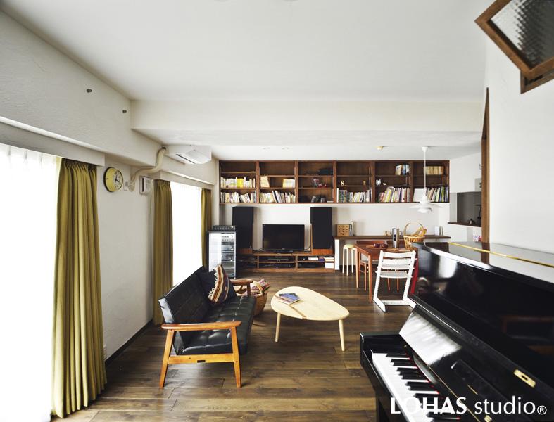 「みんなが集まる空間は開放的にしたい」というコンセプトの広々としたLDKです。本がお好きなご夫婦にあわせ全室に本棚をご用意。自然素材の無垢フローリングや珪藻土で和やかな雰囲気です。