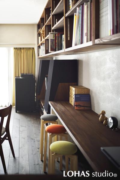 シンプルなカウンターと吊り棚で造るお子さまのワークスペースです。壁に向かい自然と集中できるリビング学習に最適な場所。お子さまをキッチンから見守れるよう配置を工夫。