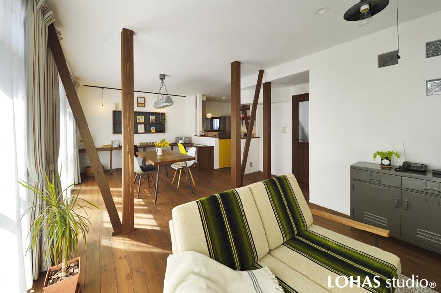 無垢パイン材のフローリングをブラウン調に仕上げたナチュラルなLDKです。漆喰の壁・天井に自然光が柔らかく反射して清々しい心地よさ。抜けない柱がデザインのように立つ姿もお洒落です。