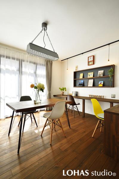 個性的な照明がスタイリッシュなダイニングです。シンプル&スマートなデザインを集めてスッキリとした世界観に。ダーク色で造作したディスプレイ棚がほど良いアクセントになりました。