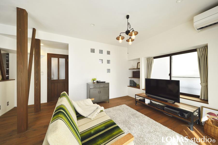 大小の窓で抜け感を演出した伸びやかなリビングです。小窓のガラスブロックは異なるデザインを選んで遊び心たっぷり。造作したニッチで収納力もプラス！